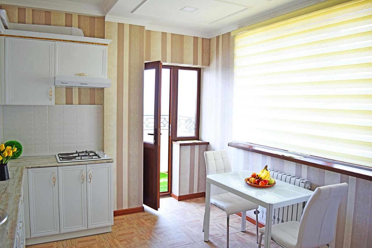Bishkek Sunny Apartment In The Center Eksteriør billede